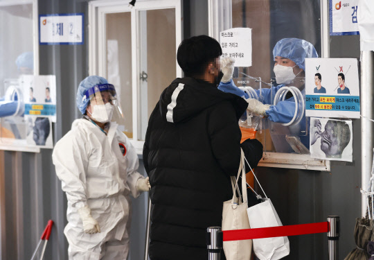 지난 2일 오전 서울 중구 서울역 광장에 마련된 코로나19 임시선별검사소에서 시민이 검사를 받고 있다.<연합뉴스>